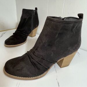 DV by Dolce Vita Black Perforated Suede Ankle Booties with Stacked Heel Sz 8